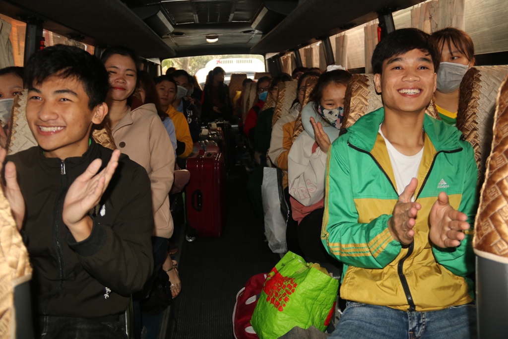 Hàng trăm sinh viên được nhà trường đưa về tận quê đón tết