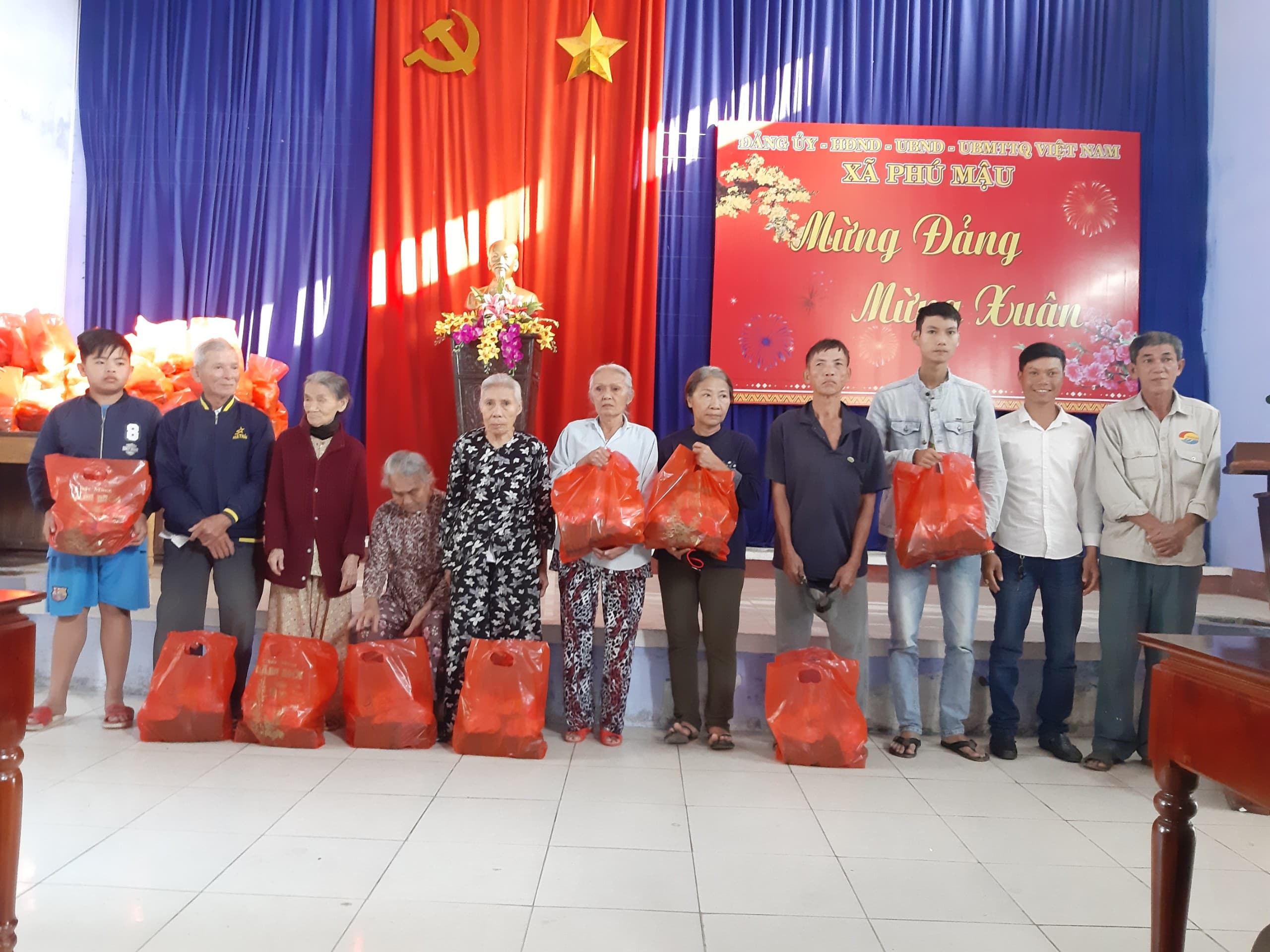 Trao 100 suất quà tết cho các hộ nghèo, khó khăn xã Phú Mậu