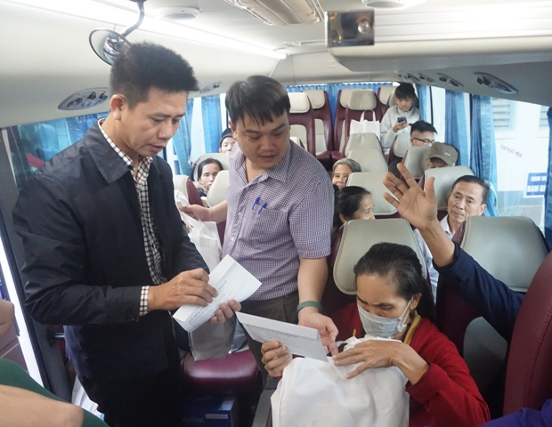8 chuyến xe yêu thương đưa bệnh nhân hoàn cảnh khó khăn về quê ăn Tết