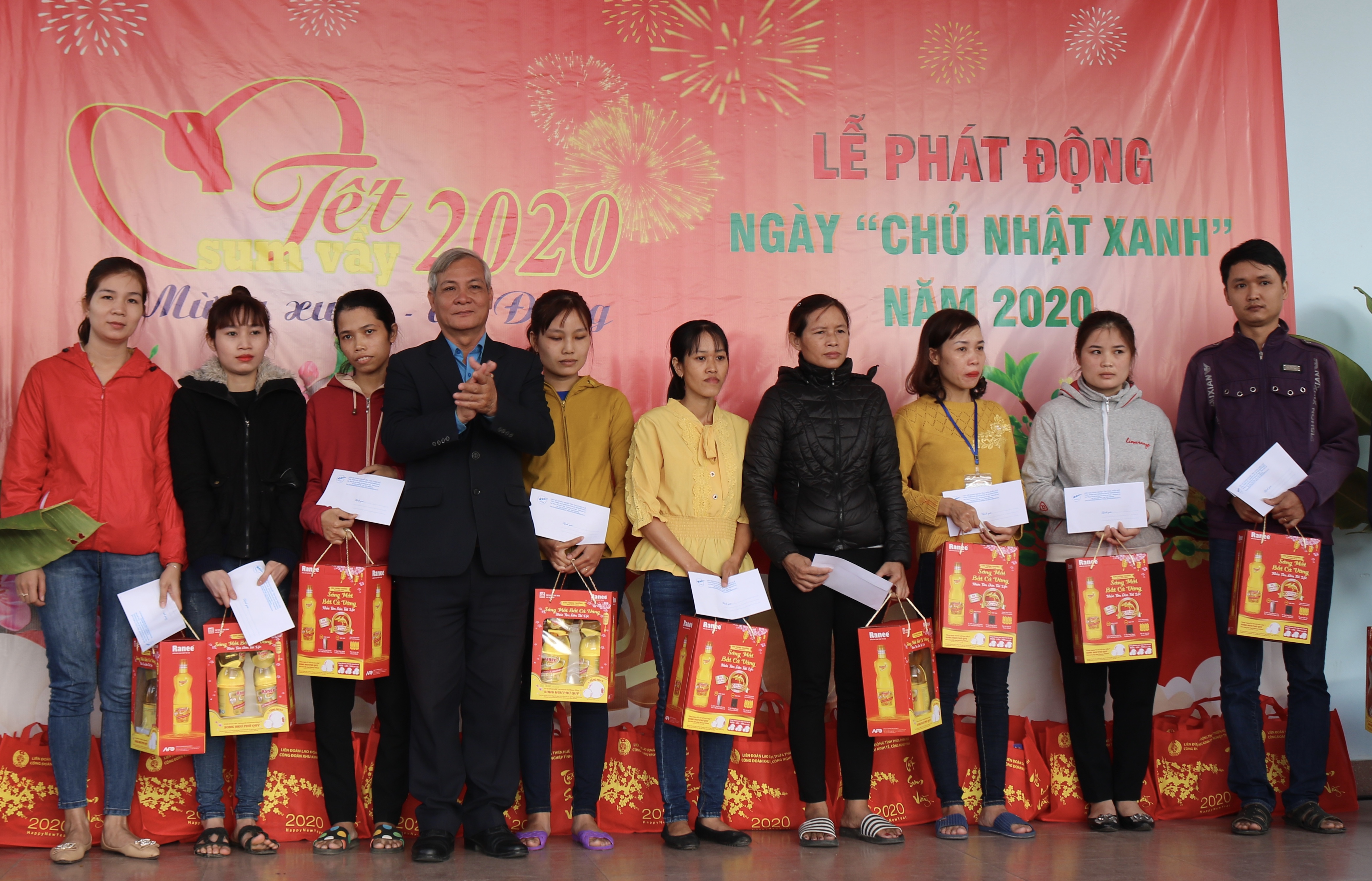 Hơn 1 000 suất quà đến với người lao động tại Khu công nghiệp Phú Bài