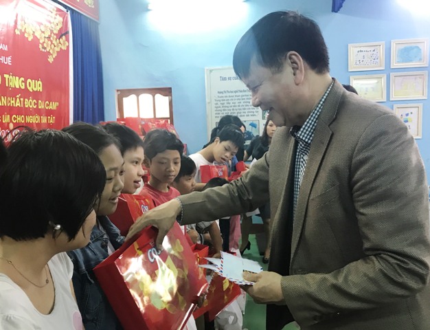 Trao 150 suất quà Tết cho học sinh khuyết tật