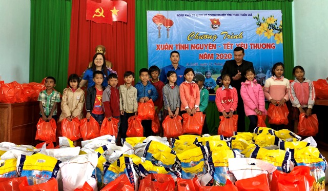 Cùng “Xuân tình nguyện – Tết yêu thương” về với bà con A Lưới