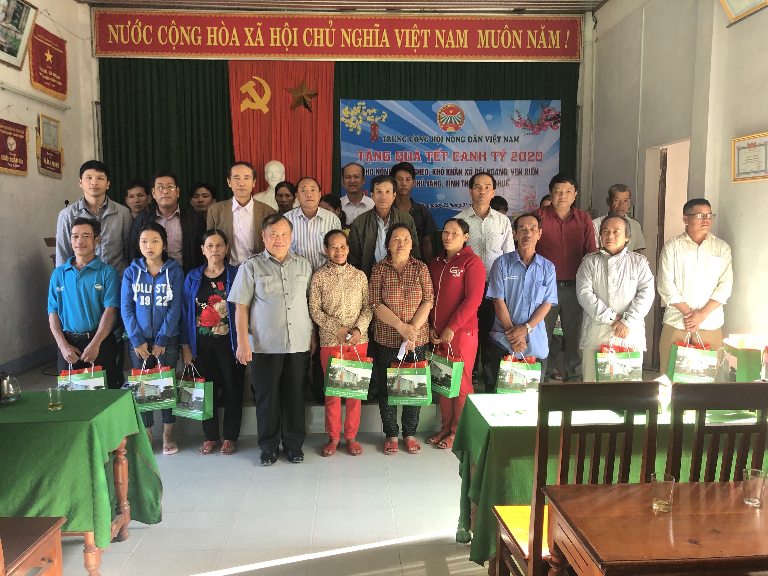 Trao 50 suất quà cho hội viên nông dân