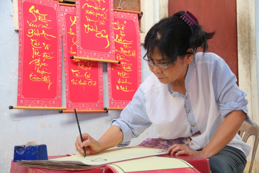 Giữ phong vị tết qua thư pháp