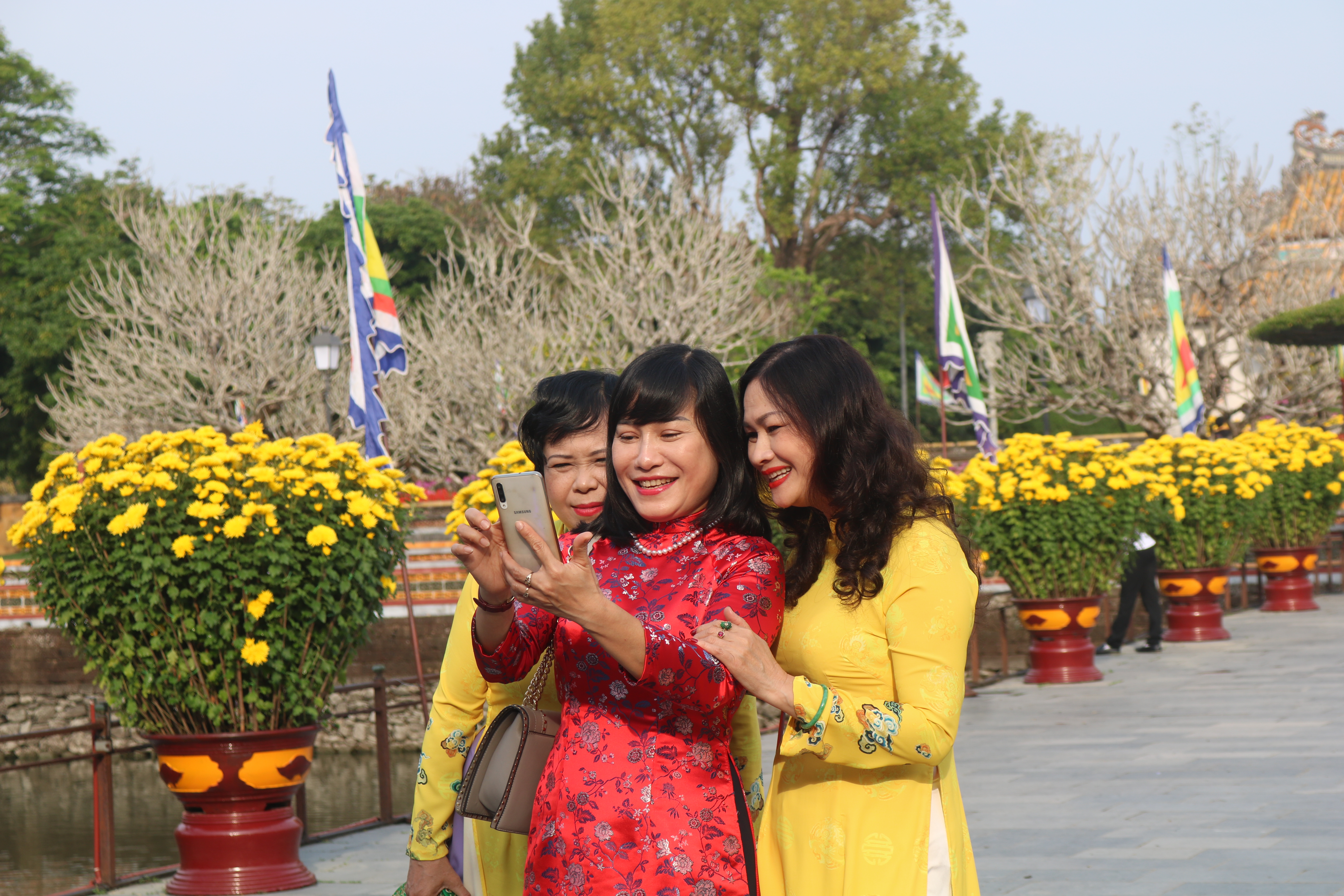 Du xuân Hoàng cung