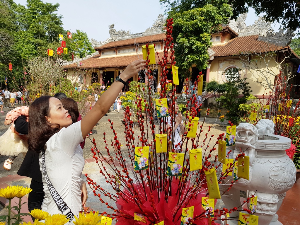 Người dân viếng mộ, lễ chùa ngày đầu năm mới