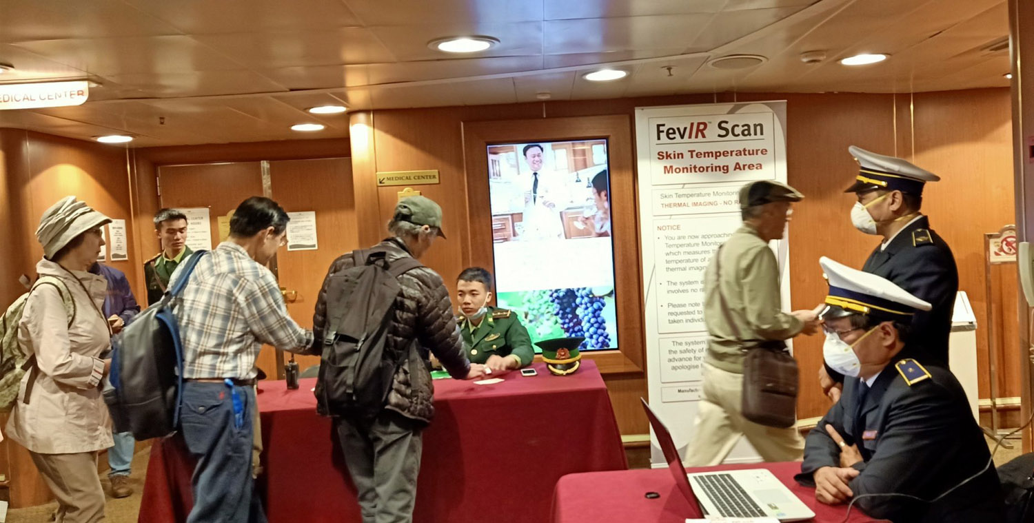 Du thuyền Diamond Princess đưa 2 700 du khách cập Cảng Chân Mây