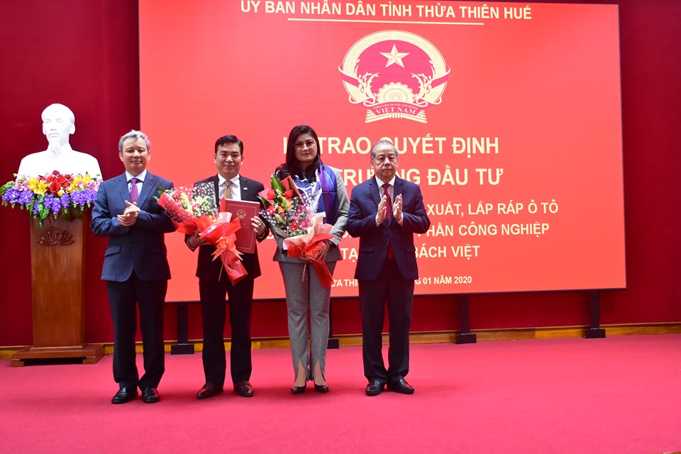 Trao quyết định đầu tư Dự án tổ hợp nhà máy sản xuất, lắp ráp ô tô có tổng vốn 2 655 tỷ đồng