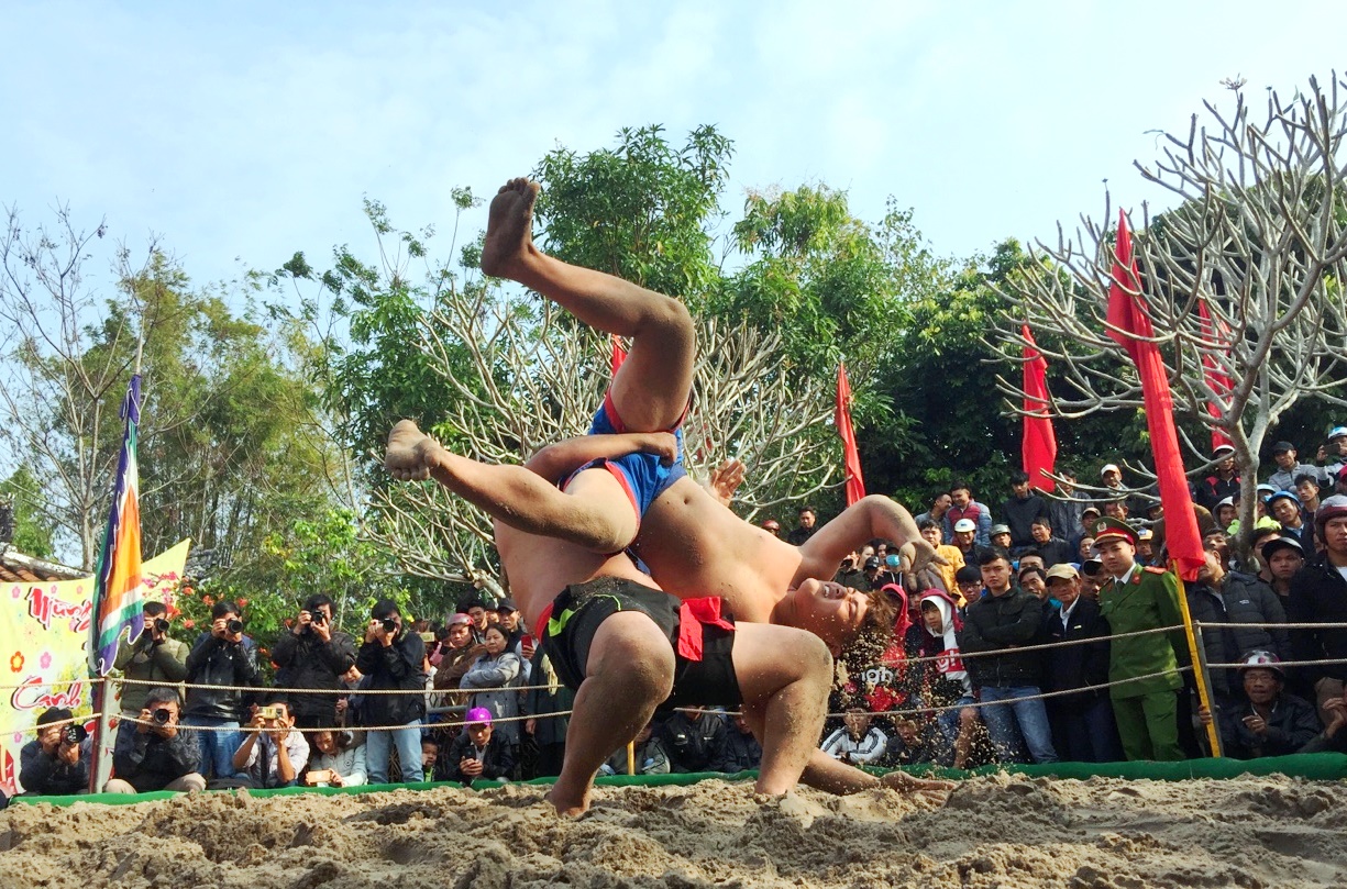 Tưng bừng đầu xuân với hội vật làng Thủ Lễ