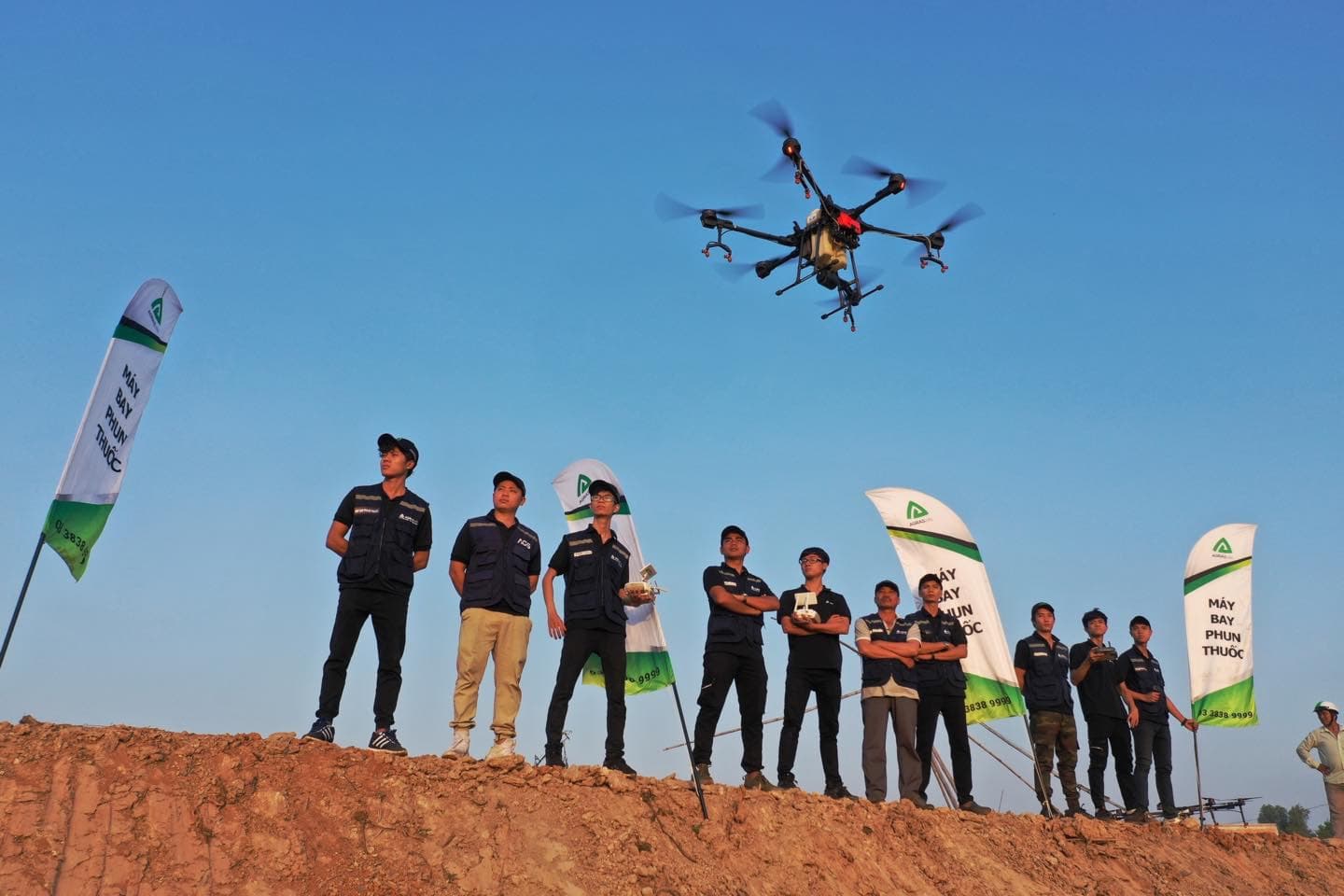 Agras Việt Nam 
Sẵn sàng tài trợ máy bay không người lái phun thuốc khử trùng chống dịch