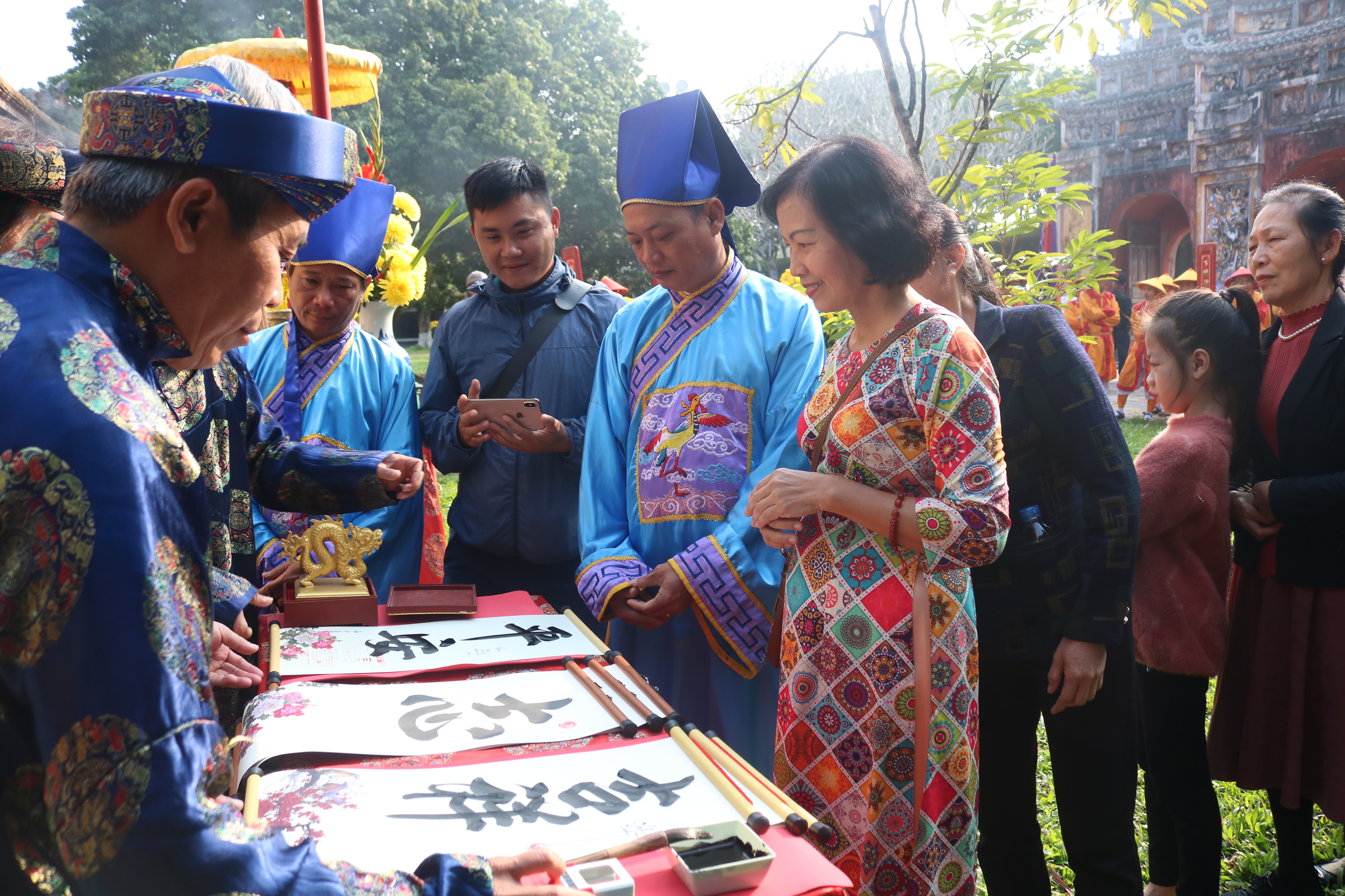 Hạ nêu và khai ấn tặng chữ chúc xuân