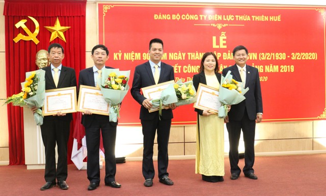 Ra mắt tập sách “Chặng đường 90 năm Đảng bộ Công ty Điện lực Thừa Thiên Huế”