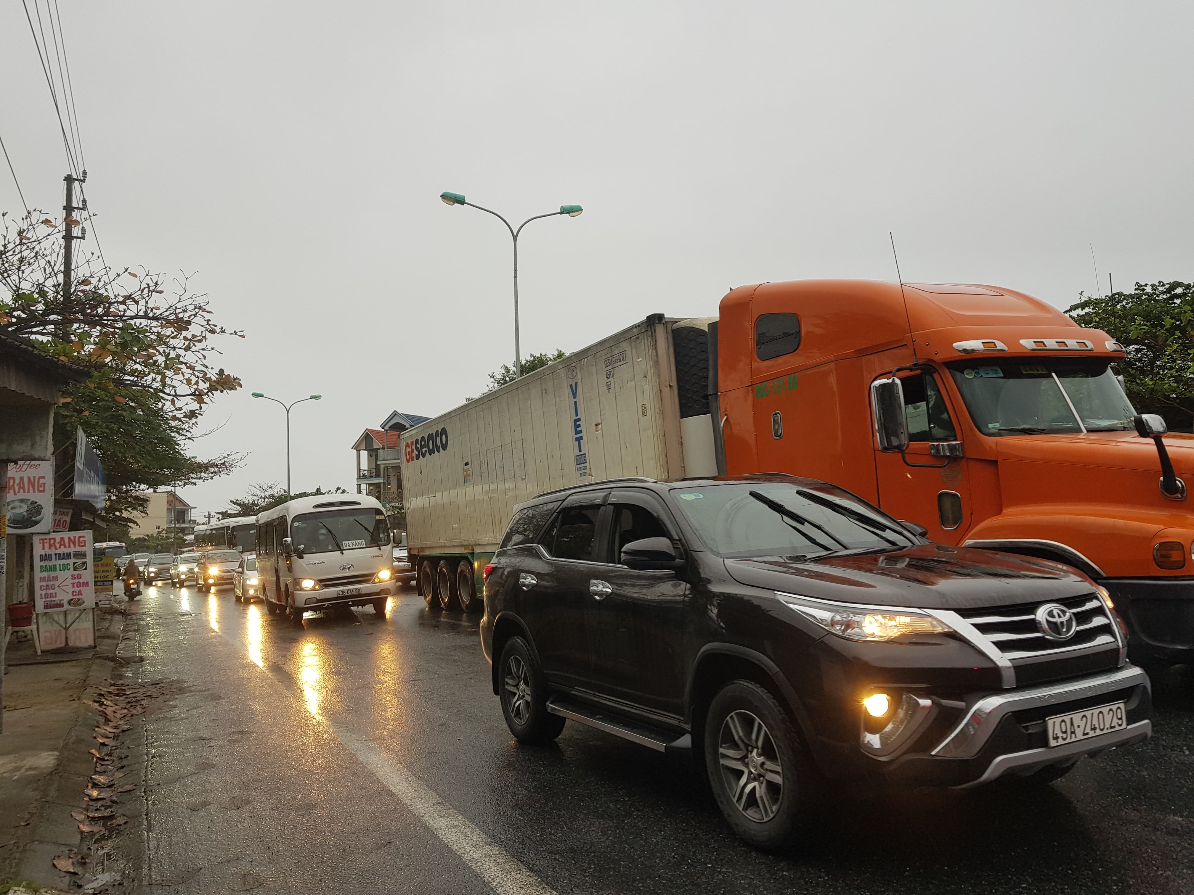 Trạm thu phí Bắc Hải Vân trên Quốc lộ 1A “Quá tải” những ngày sau tết