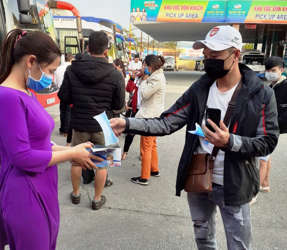 Cấp phát khẩu trang miễn phí tại các bến xe