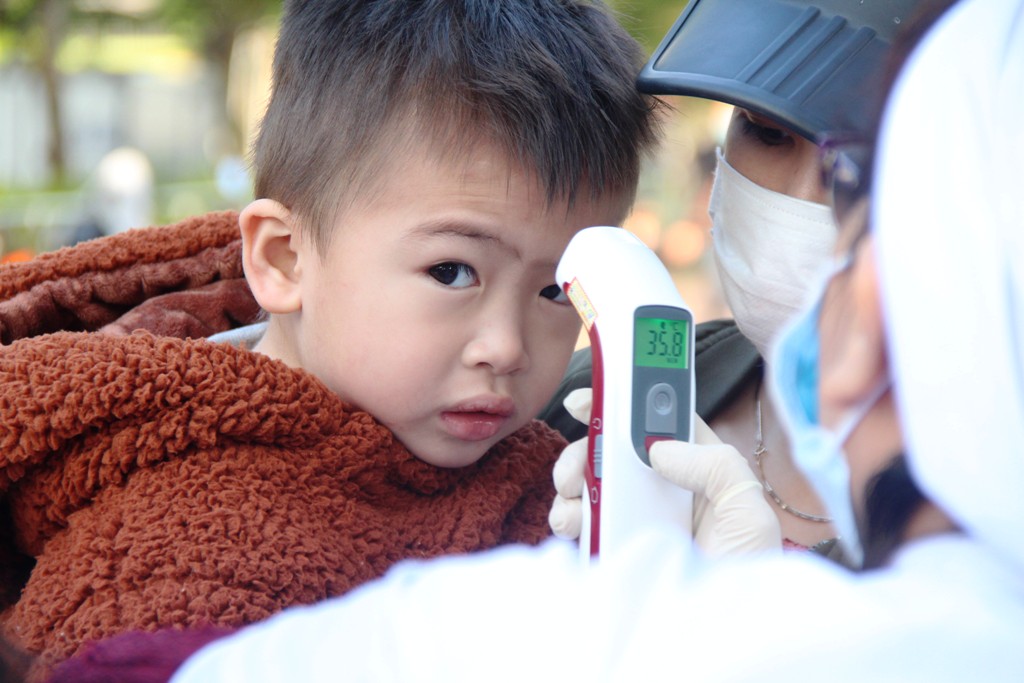 Sát khuẩn tay, đo thân nhiệt cho trẻ trước khi vào lớp