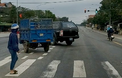 Phạt 4 triệu đồng, tước giấy phép lái xe tài xế biển xanh 2 tháng vì vượt đèn đỏ