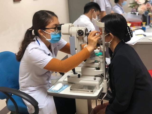 Khám, cấp thuốc miễn phí cho hơn 1 400 trường hợp nghèo