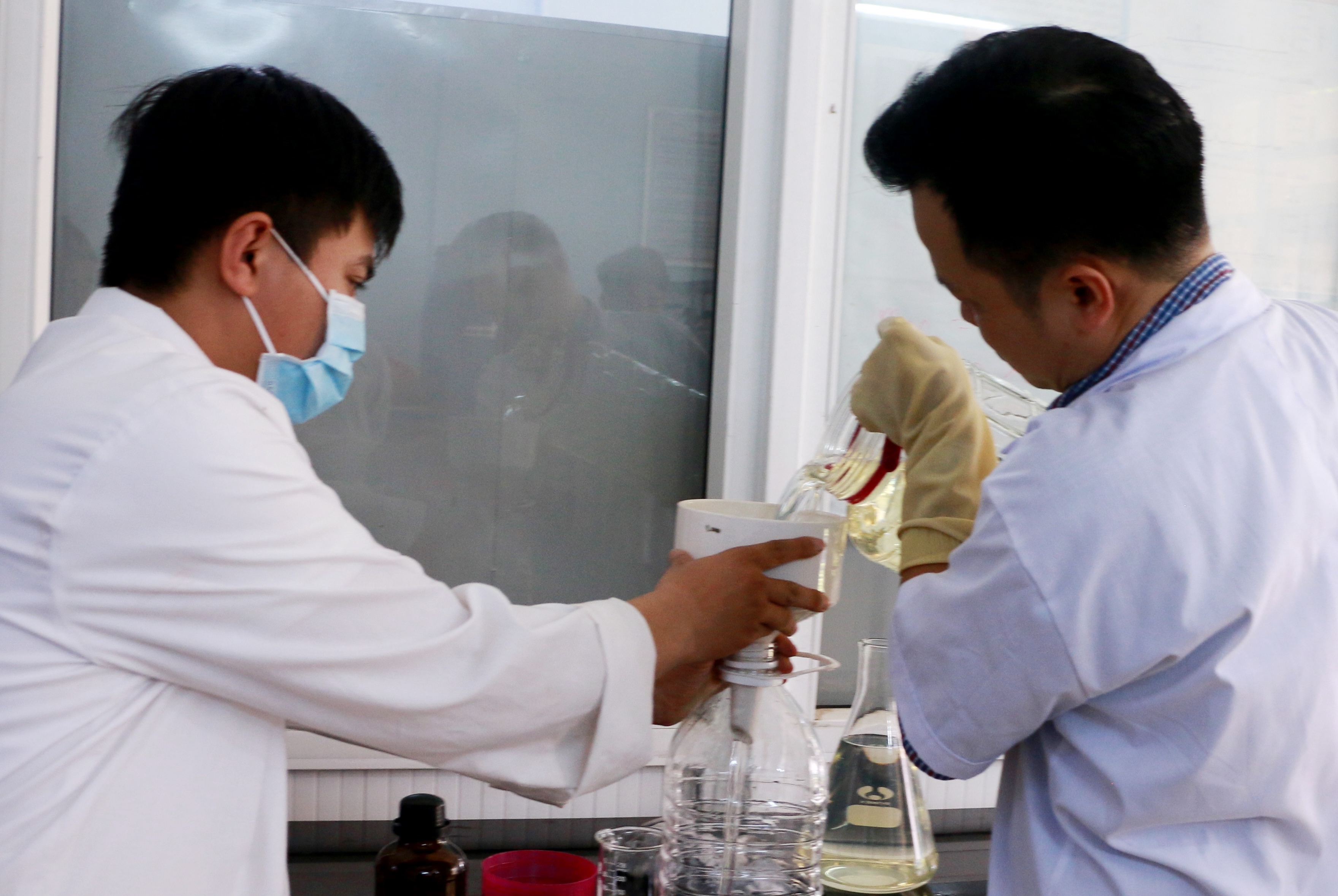 Chế tạo nước rửa tay khô sát khuẩn tặng người dân