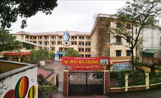 Hoàn thành việc khử trùng lớp học, một số trường đại học tiếp tục lùi lịch học