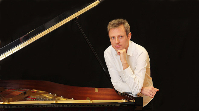 Maxime Zecchini plays solo piano in Hue
