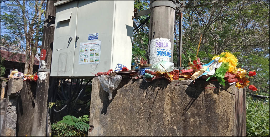 Trụ điện thành nơi đổ rác