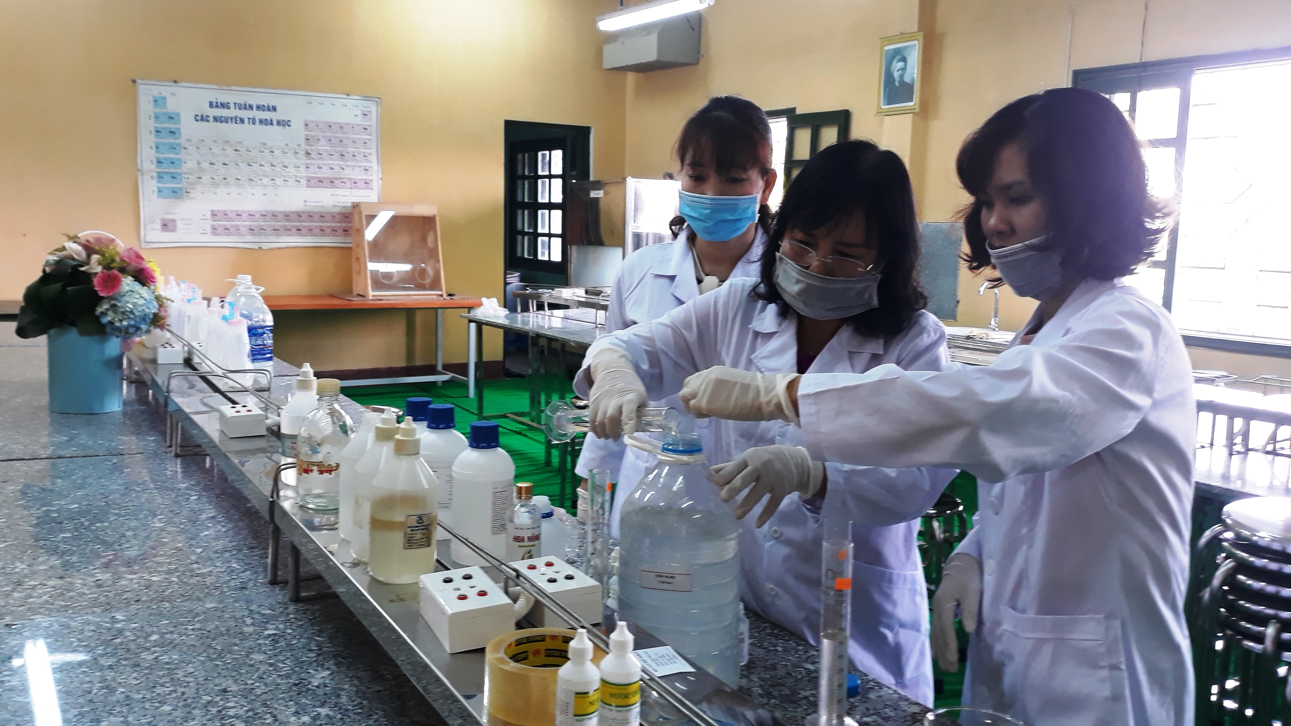 Nhiều trường tự chế nước rửa tay sát khuẩn