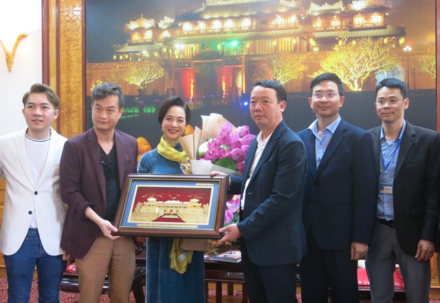 The film crew of “Gái già lắm chiêu 3” “The Royal Bride” comes back to Hue