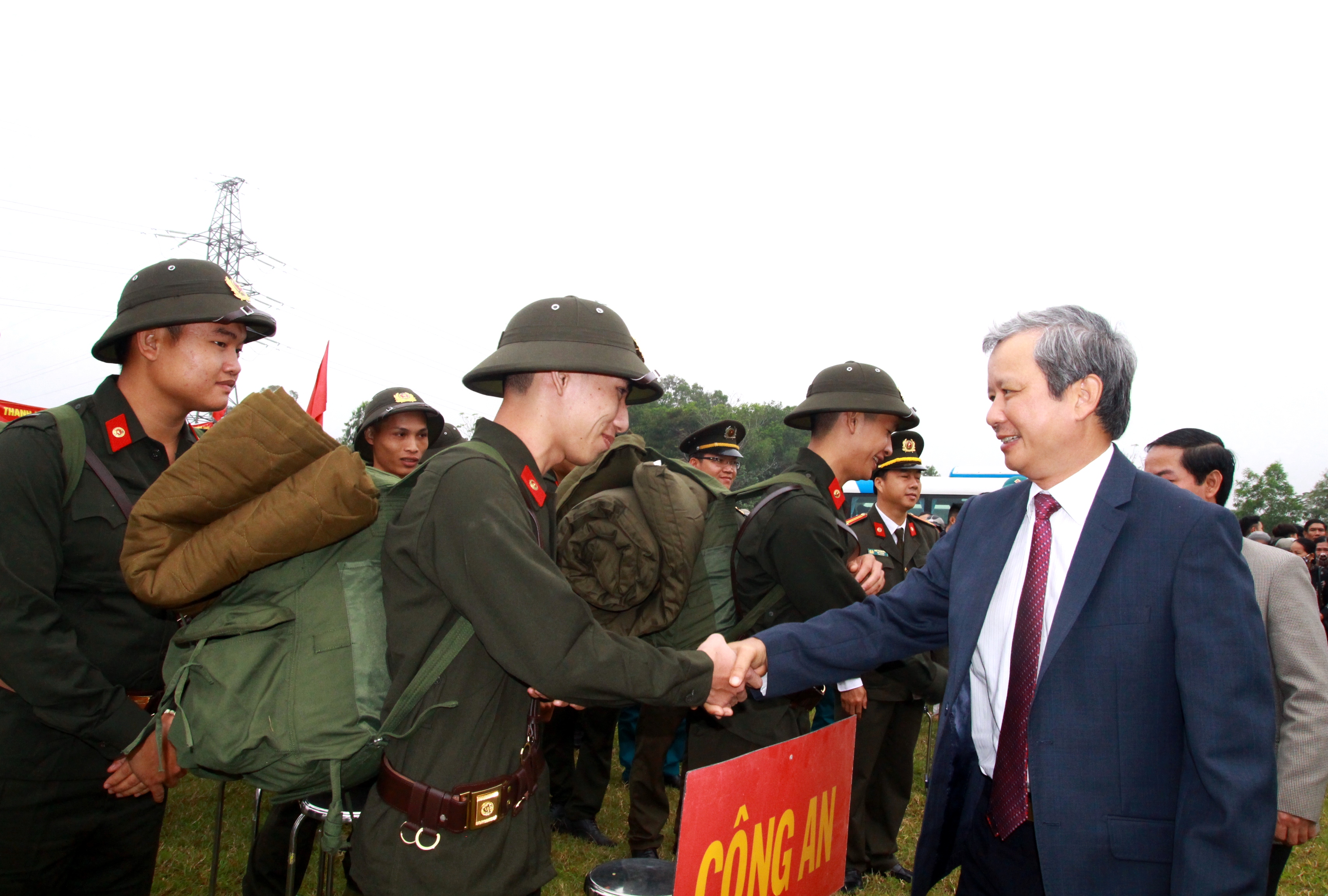 Hơn 1 300 thanh niên lên đường nhập ngũ