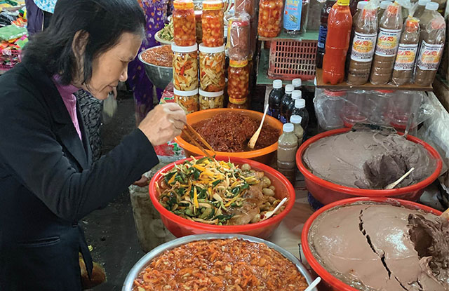 Lai rai chuyện mắm Huế