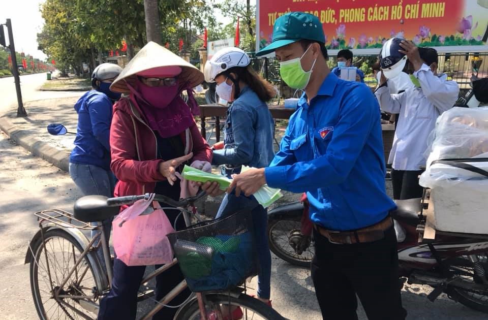 Phát 2 500 khẩu trang miễn phí cho người dân Phú Vang