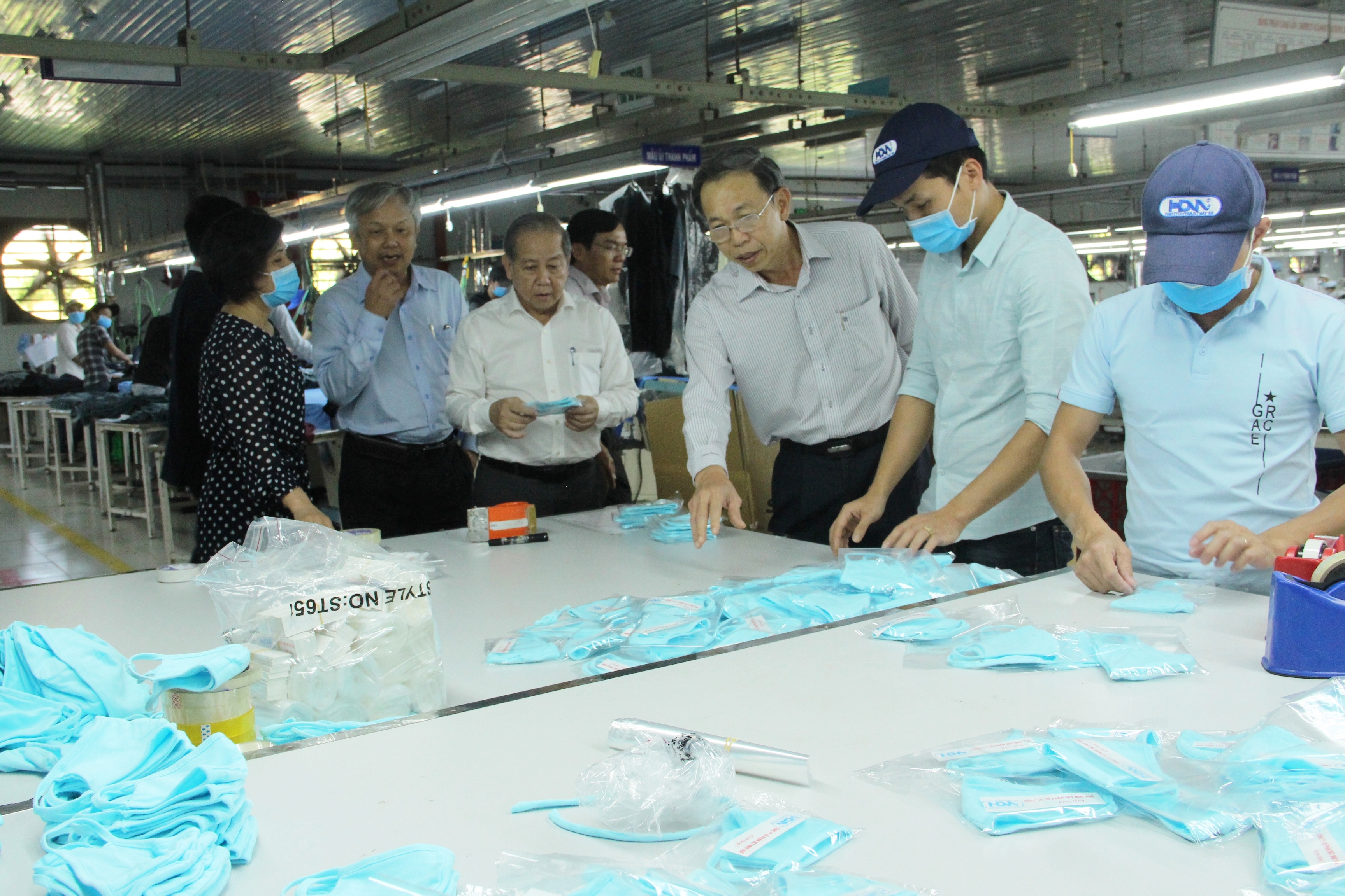 Cấp miễn phí 290 ngàn khẩu trang vải kháng khuẩn cho học sinh, giáo viên