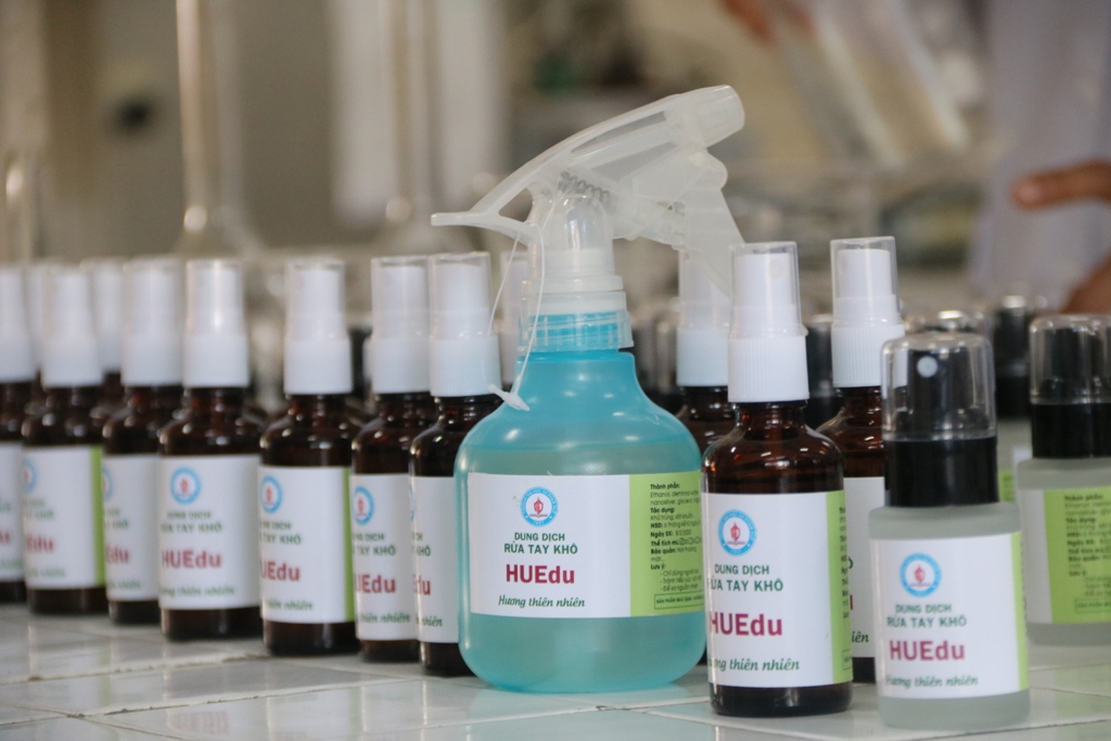 Pha chế dung dịch rửa tay khô cho gần 3 500 sinh viên, học sinh