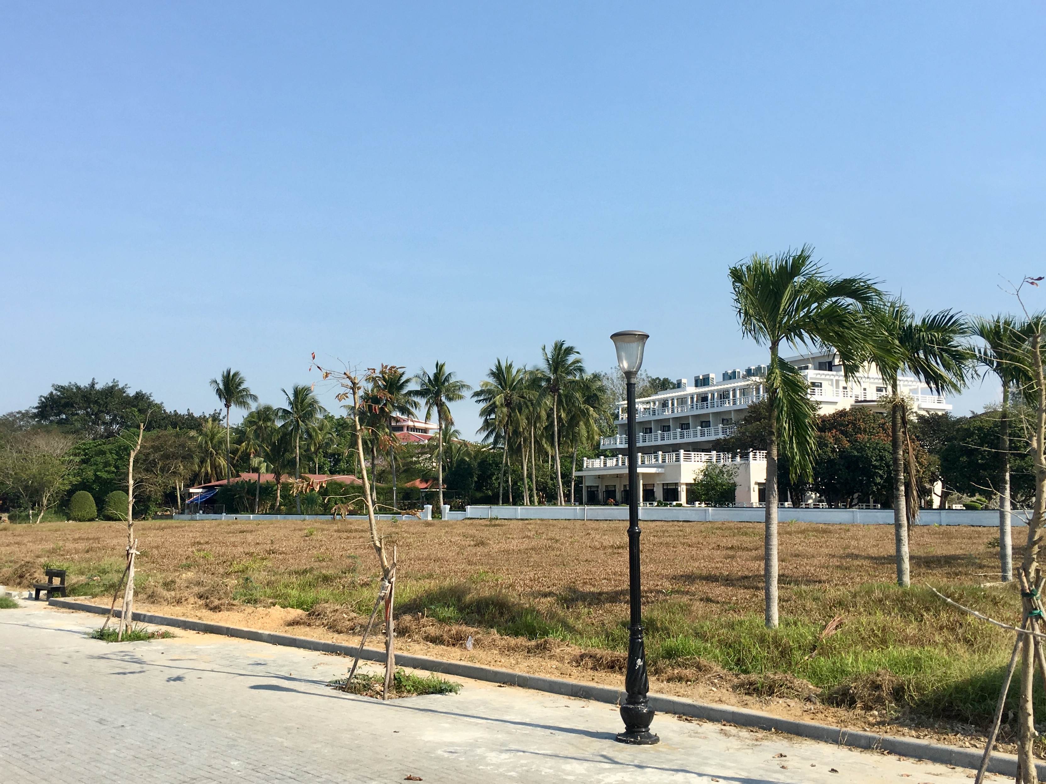 Publishing information about the project calling for investment High-class service area along the Huong River
