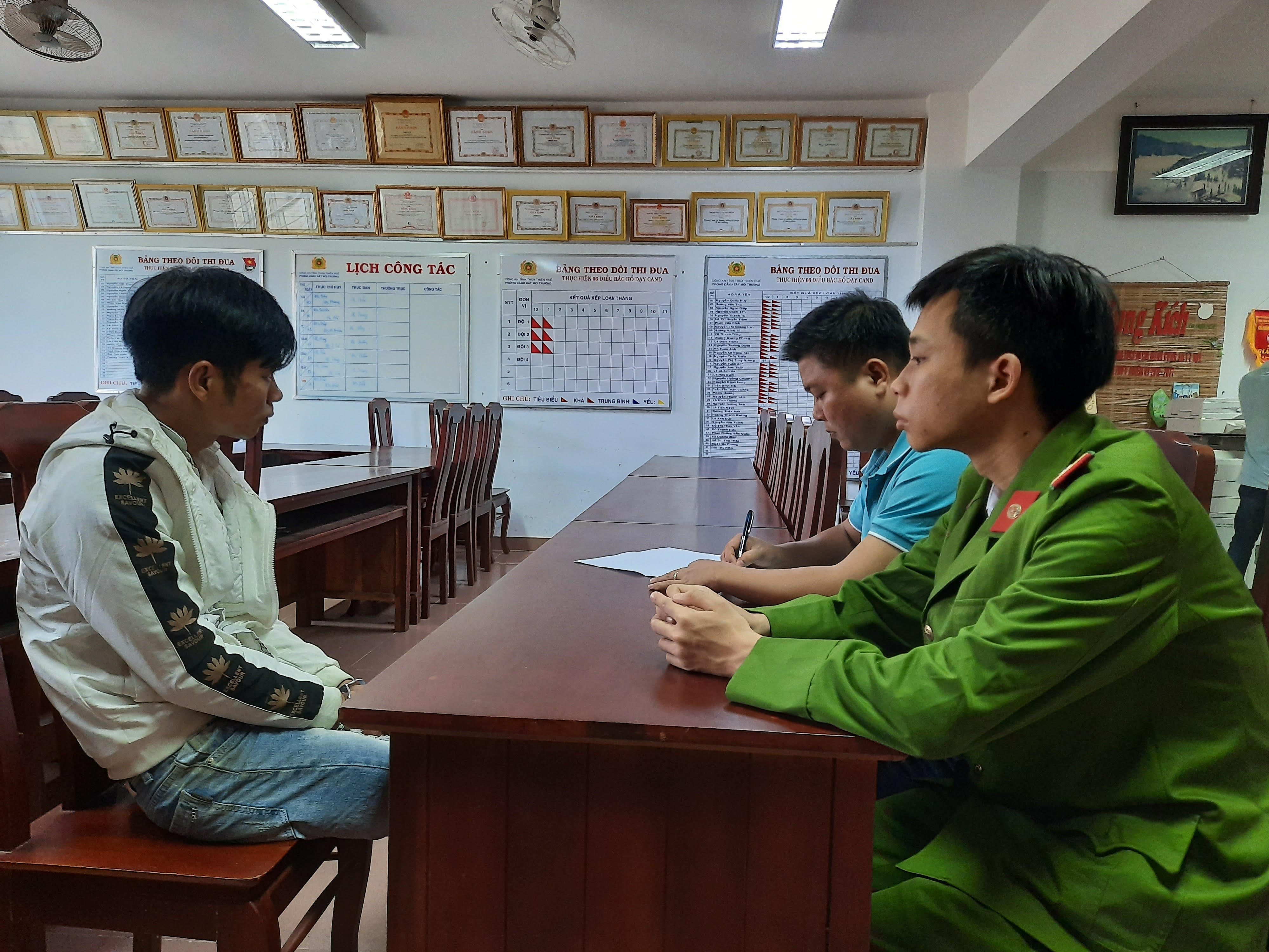 Bắt quả tang đối tượng tàng trữ số lượng lớn ma túy tổng hợp