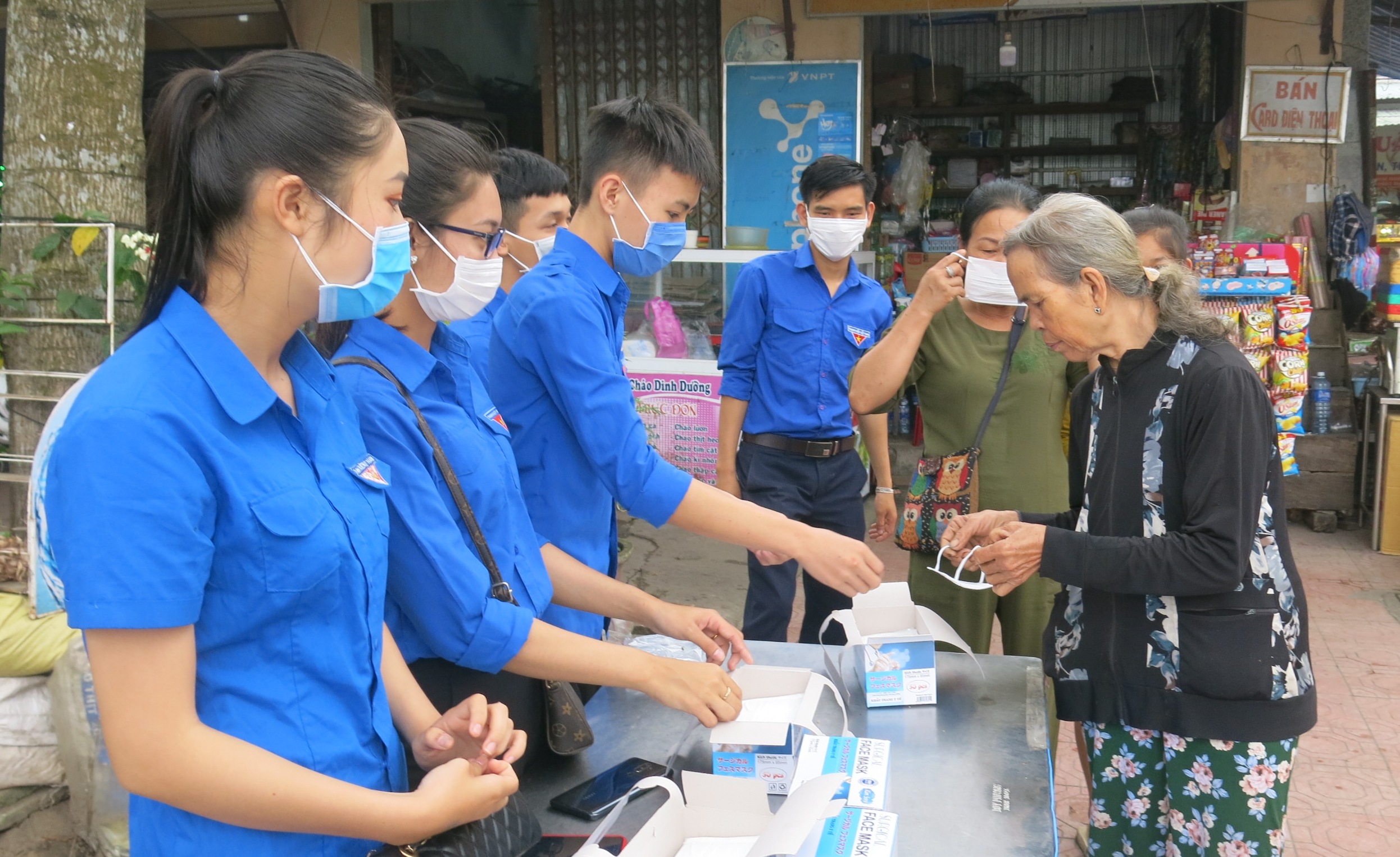 Phong Điền Cấp phát miễn phí gần 5 000 khẩu trang