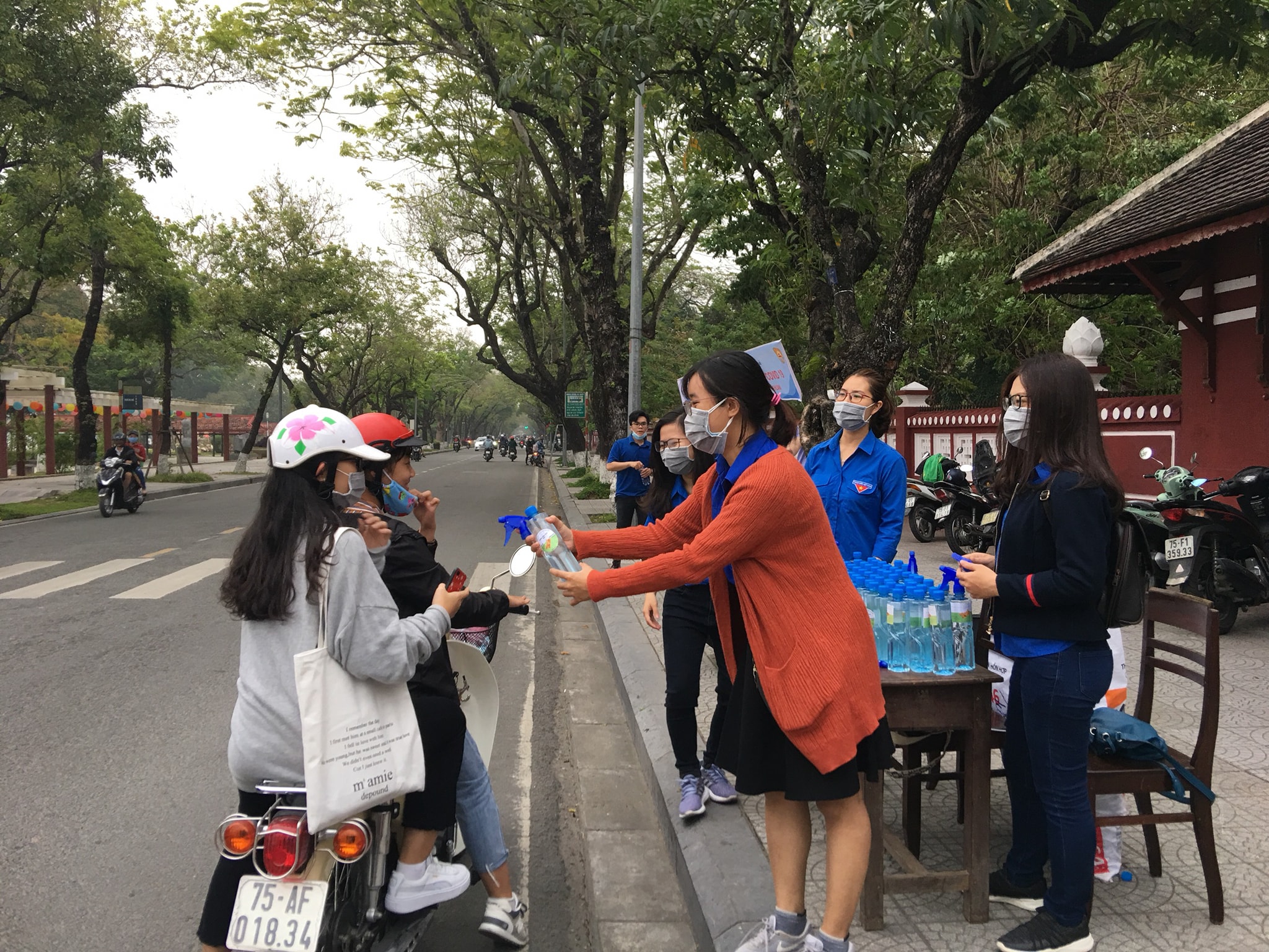 Phát miễn phí 500 chai nước rửa tay khô cho người dân thành phố Huế