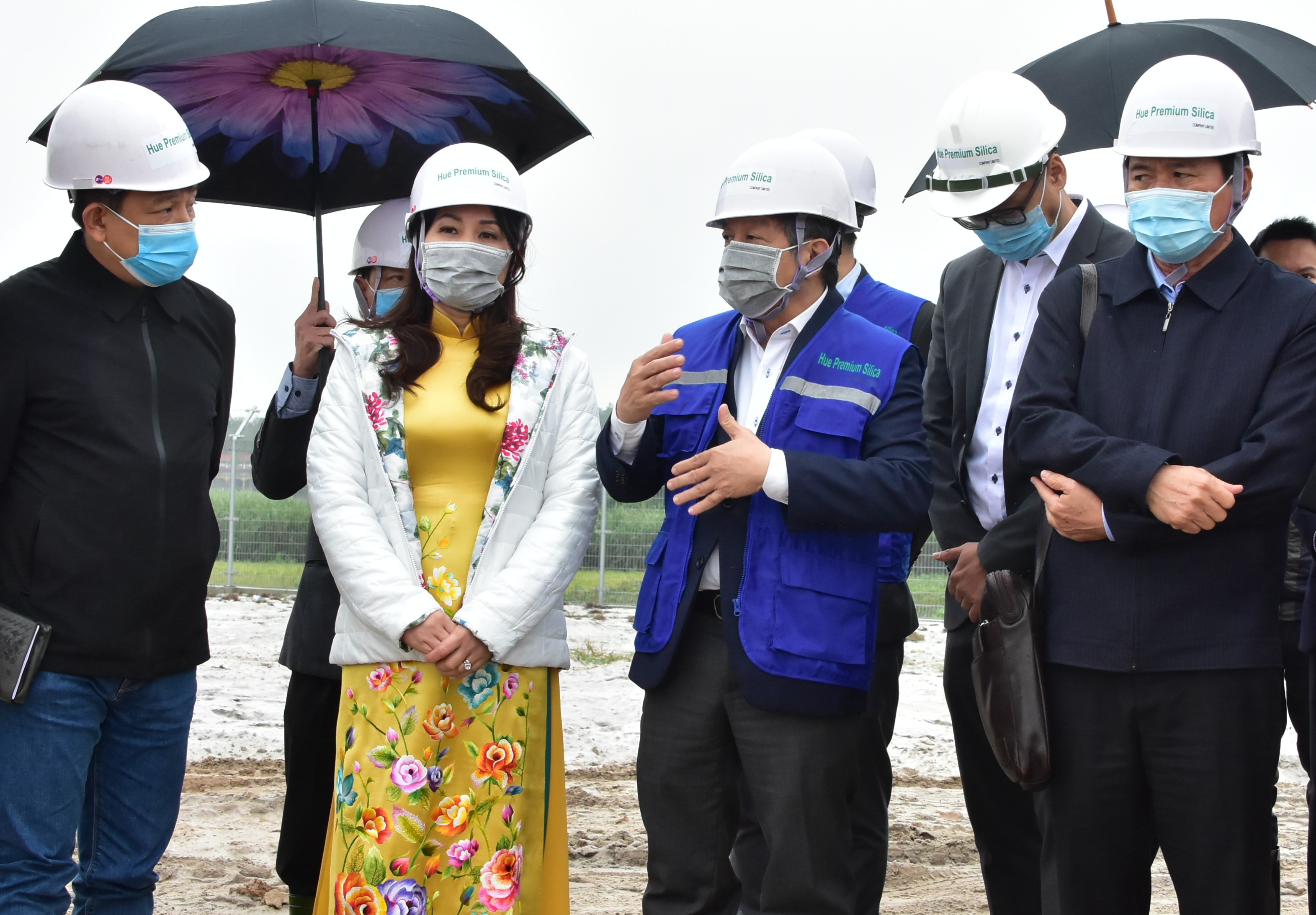Chủ tịch UBND tỉnh Phan Ngọc Thọ thăm công trình chế biến bột thạch anh ít sắt chất lượng cao