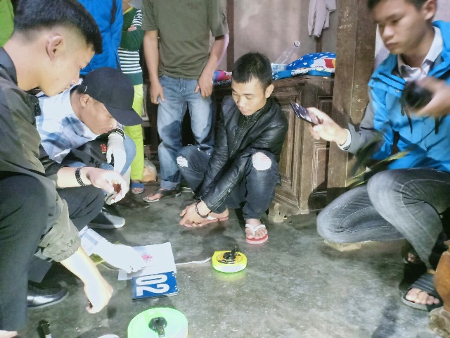 Bắt đối tượng vận chuyển và tàng trữ hơn 100 viên ma túy tại A Lưới