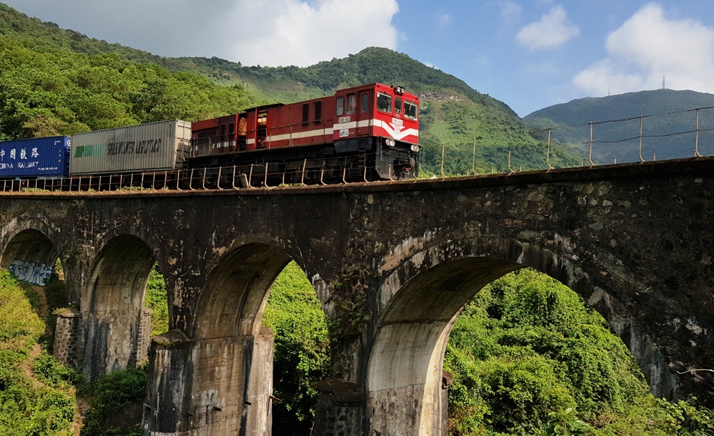 Lặng lẽ trên cung đường sắt hiểm trở