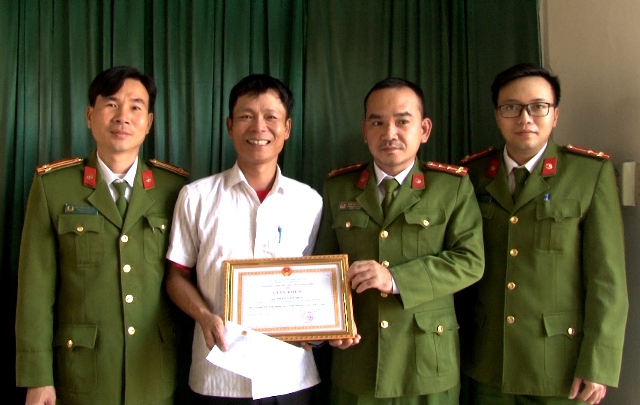 Giám đốc Công an tỉnh tặng giấy khen, biểu dương người dân dũng cảm cứu người