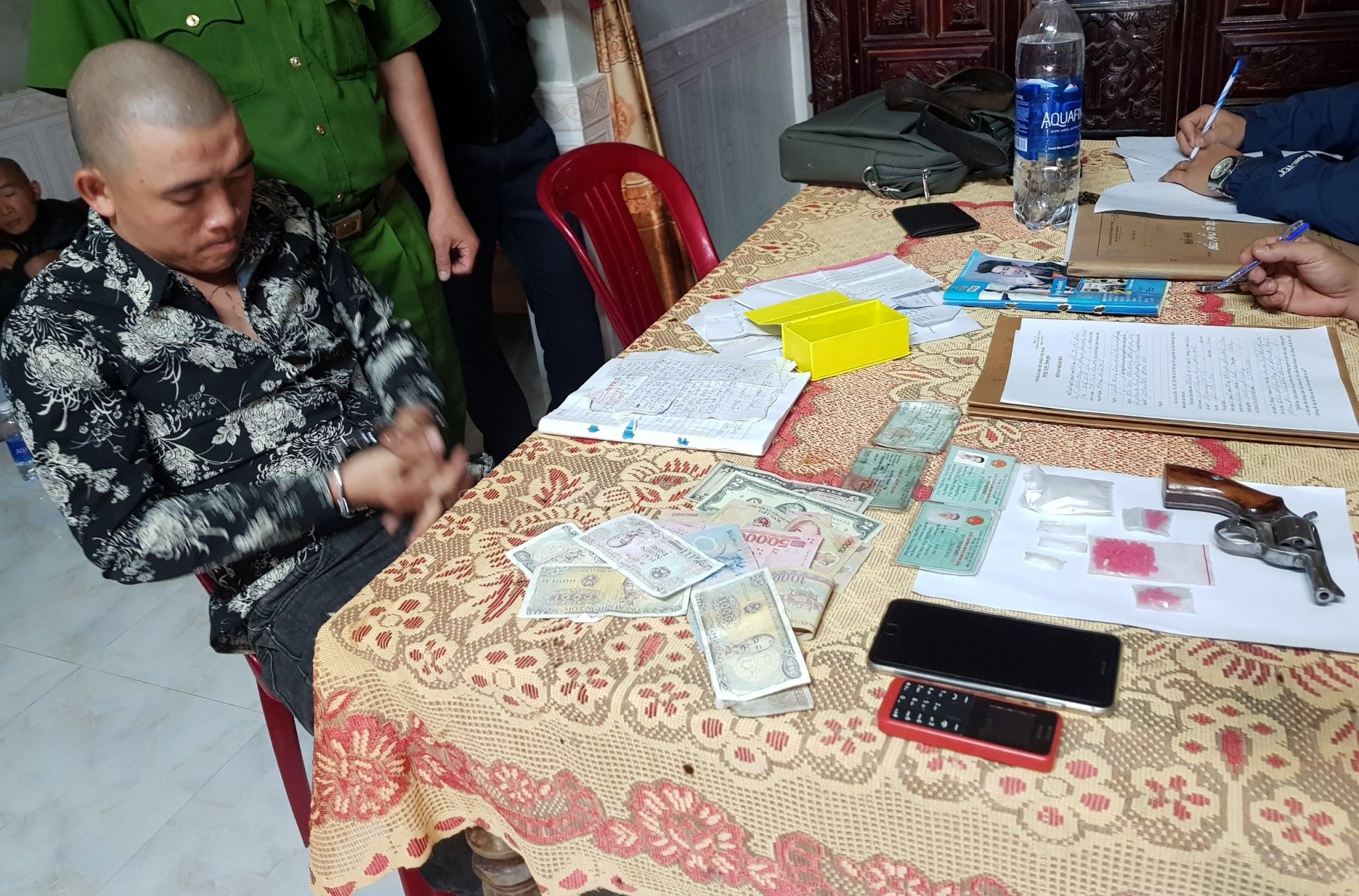 Vận động 7 đối tượng truy nã ra đầu thú