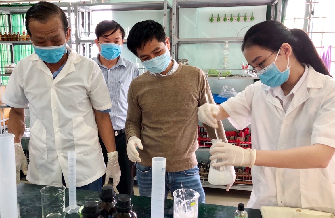 Trường cấp huyện đầu tiên của tỉnh chế tạo nước rửa tay sát khuẩn