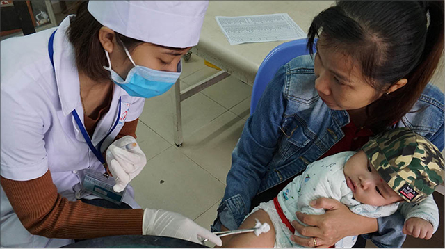 Vẫn nên đưa trẻ tiêm chủng đúng lịch