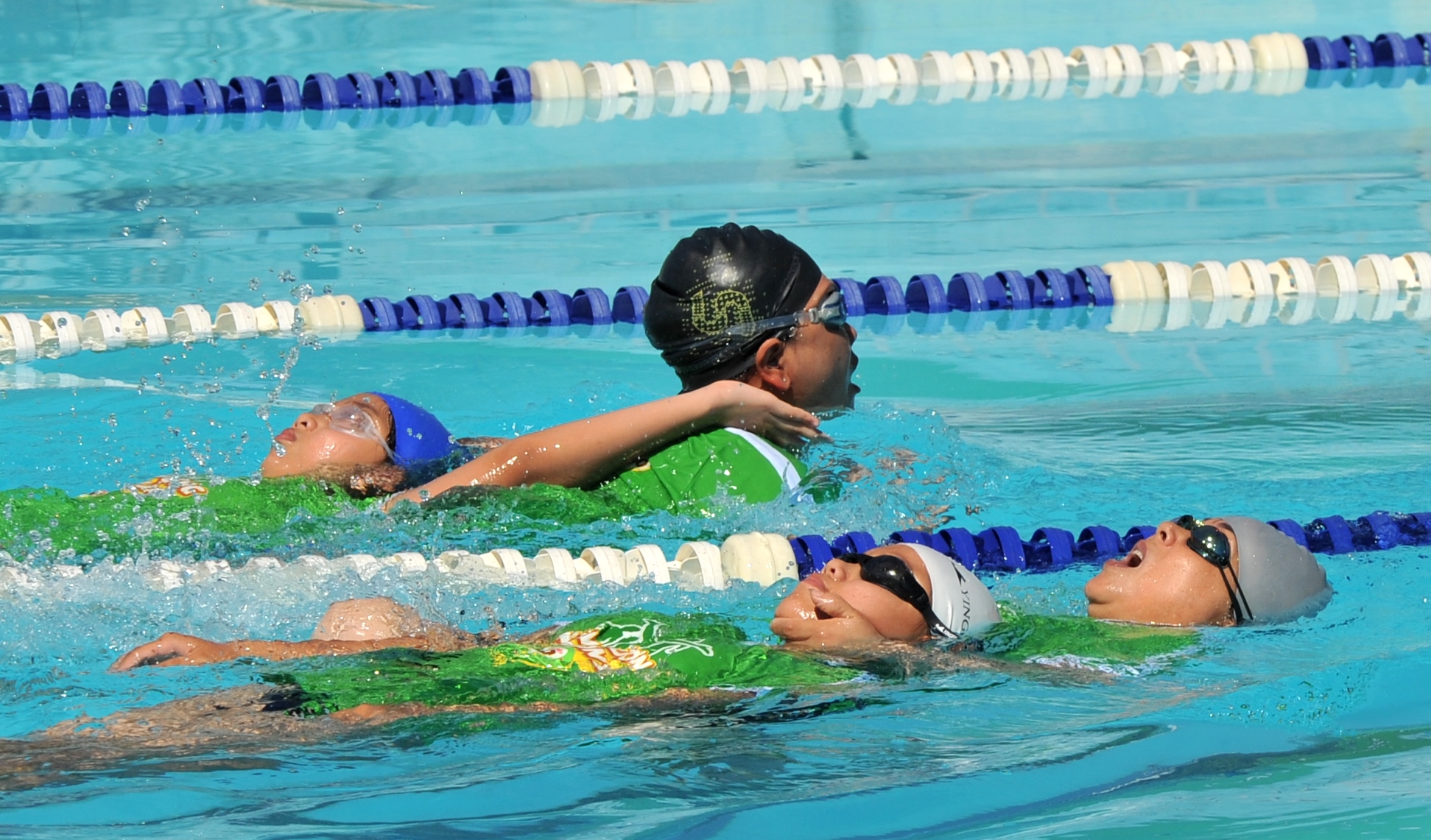 Hơn 1 200 học sinh, giáo viên học bơi, cứu nạn cứu hộ