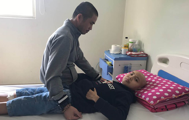 Thương cảnh gà trống nuôi con bệnh nặng