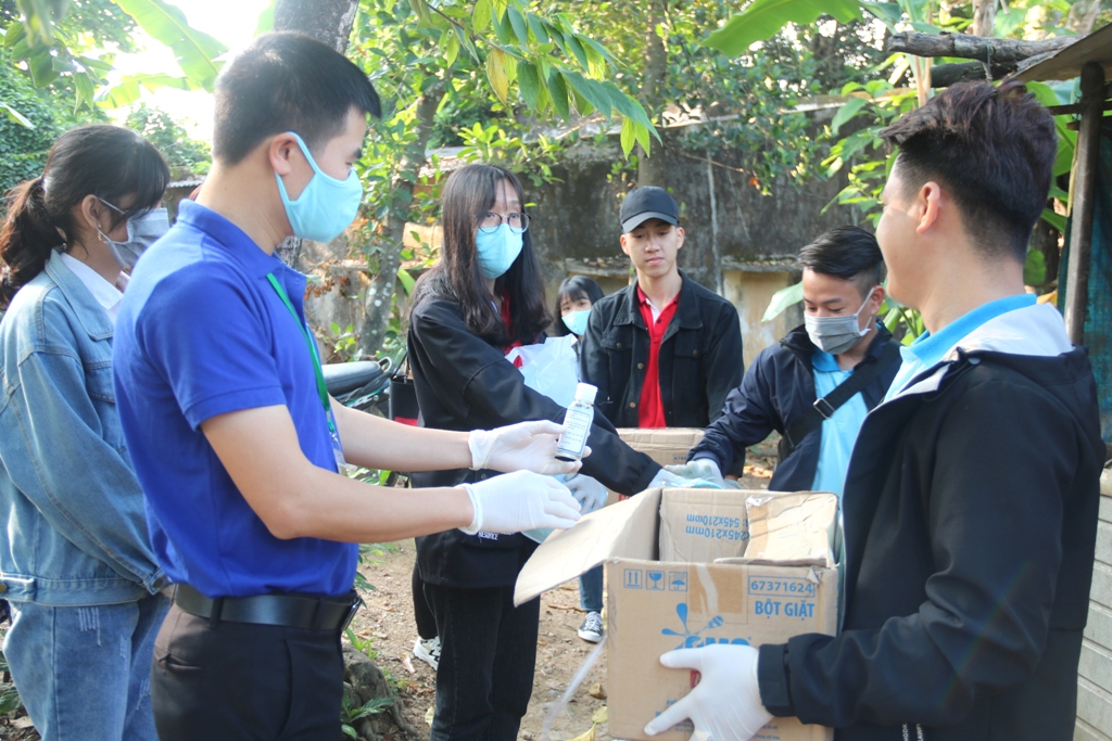 Phát tặng hàng trăm chai dung dịch sát khuẩn và khẩu trang cho người dân