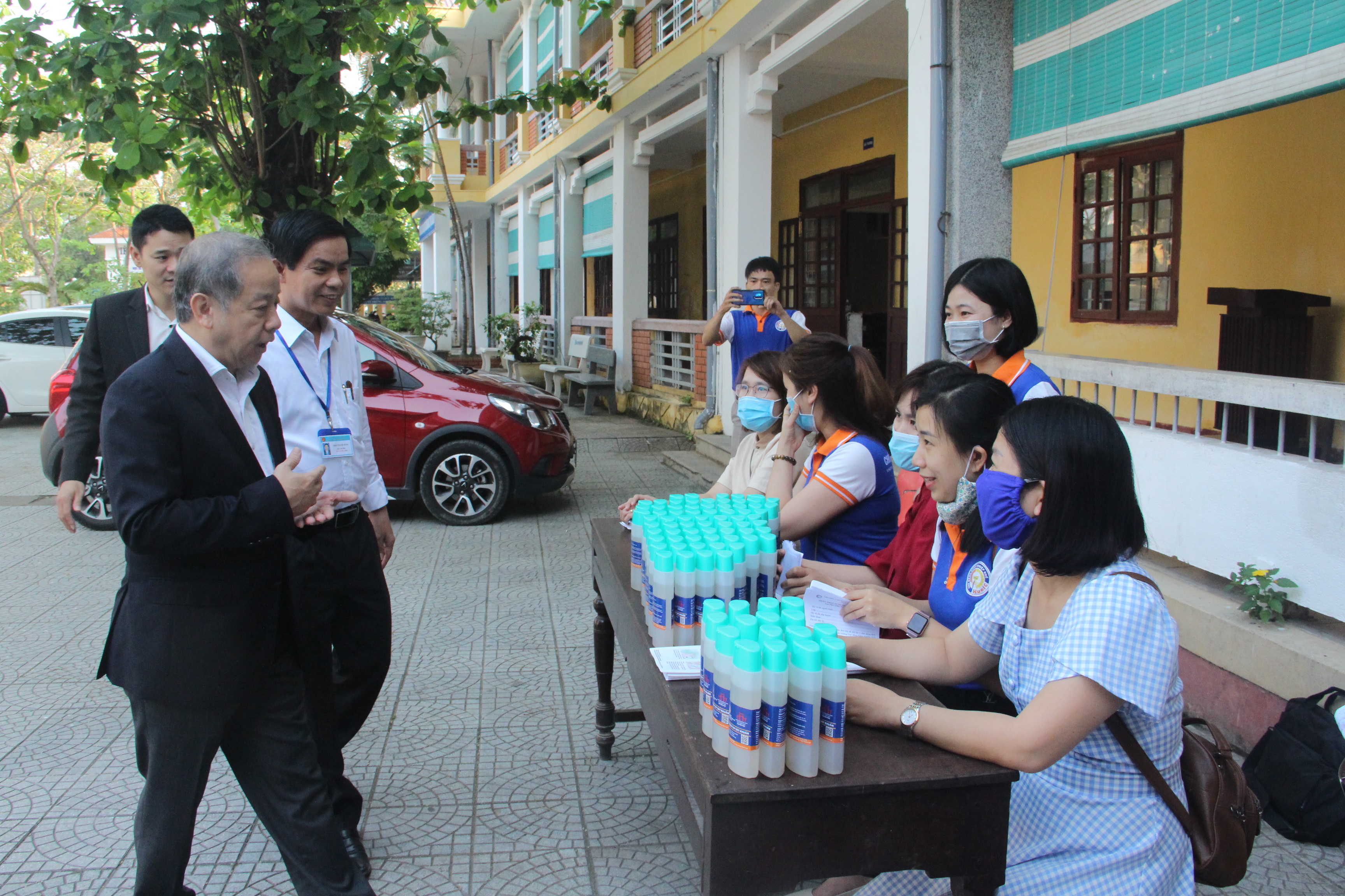 Khoảng 99 học sinh THPT trở lại lớp