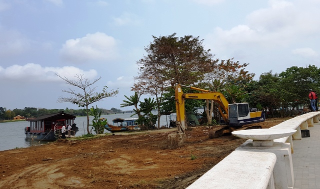 Người dân trả lại đất để làm đẹp cho sông Hương