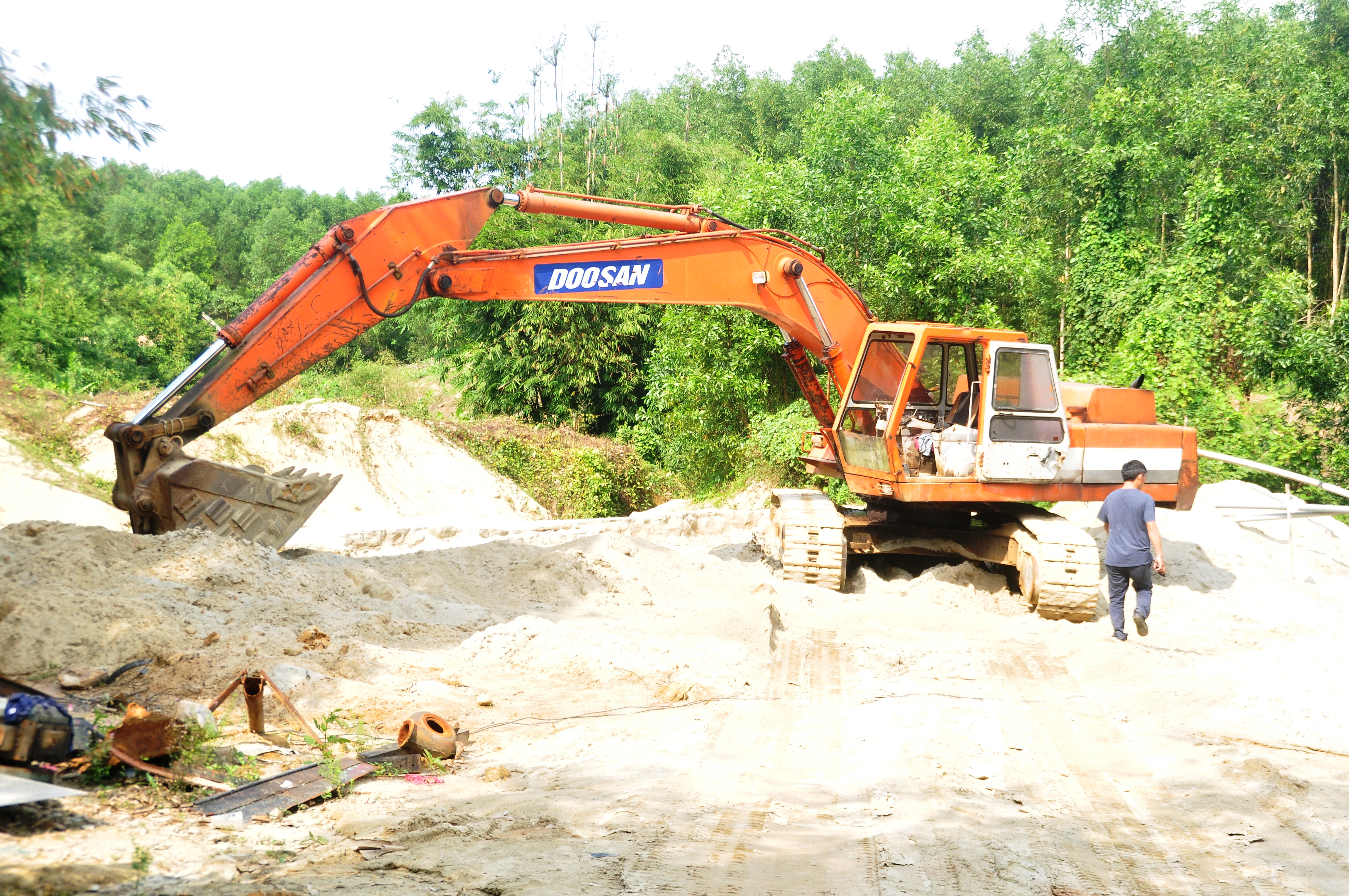 Chưa xử lý các bãi tập kết cát “chui” ở khe Lụ