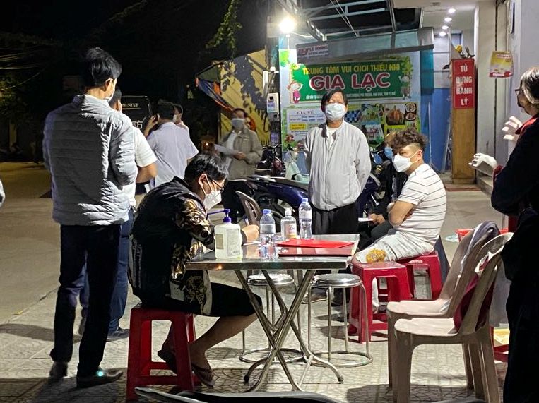 Tiếp nhận, cách ly 6 người Trung Quốc và người Việt Nam đi cùng một chuyến xe